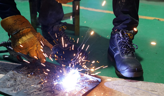 safety shoes untuk pekerjaan konstruksi dan bengkel